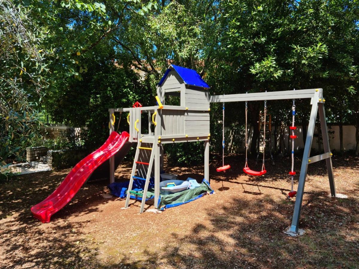 Tar-Vabriga Villa Rosa With Yard And Children'S Playground מראה חיצוני תמונה