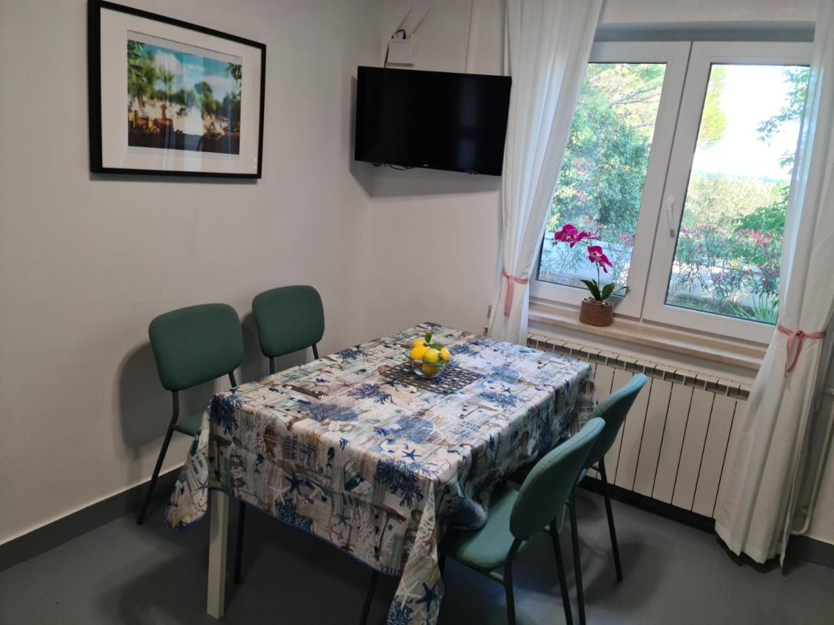 Tar-Vabriga Villa Rosa With Yard And Children'S Playground מראה חיצוני תמונה
