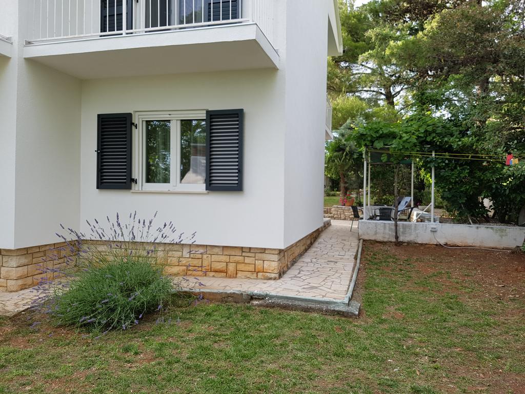 Tar-Vabriga Villa Rosa With Yard And Children'S Playground מראה חיצוני תמונה