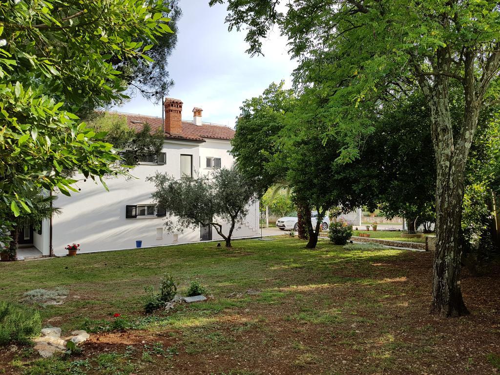 Tar-Vabriga Villa Rosa With Yard And Children'S Playground מראה חיצוני תמונה